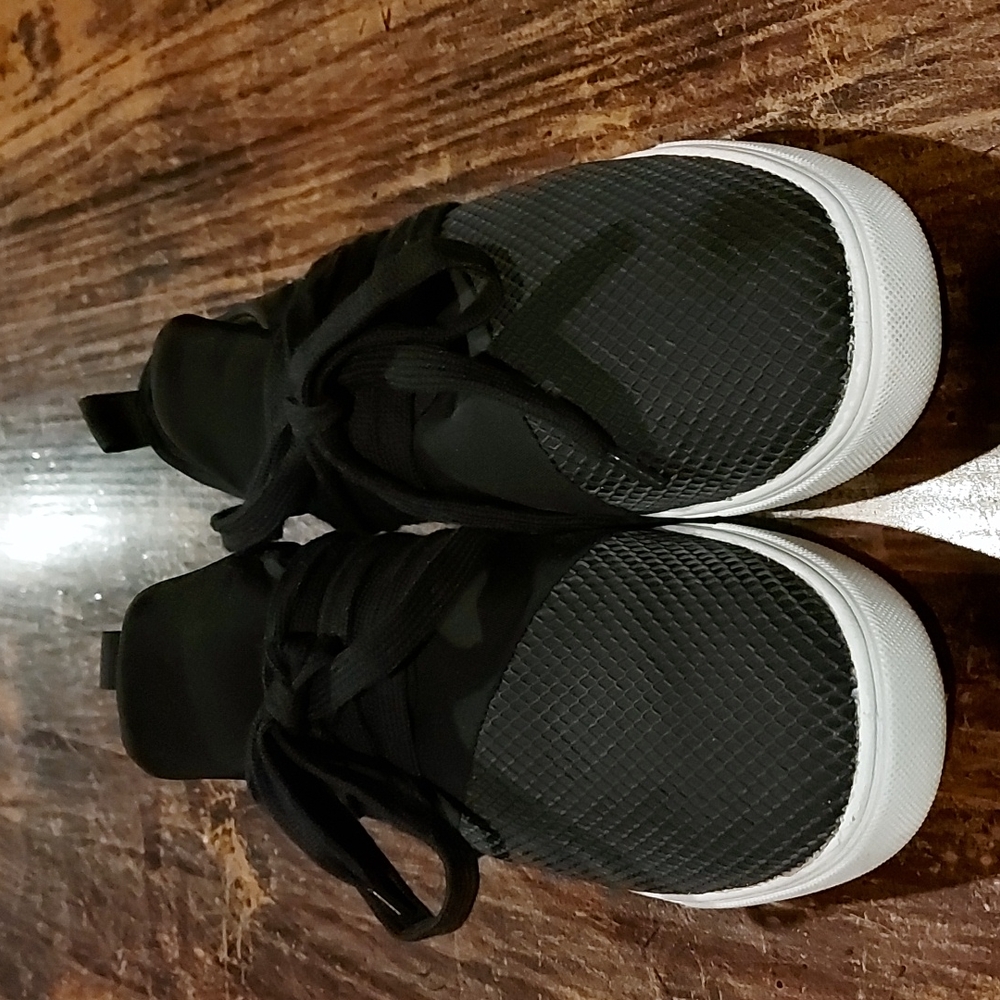 BRASH Sneaker